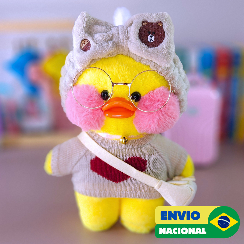 Paper Duck Pato Lalafanfan Amarelo de pelúcia com roupas e acessórios blusão marrom com coração e faixa urso - Pronta entrega