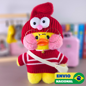 Paper Duck Pato Lalafanfan Amarelo de pelúcia com roupas e acessórios blusão vermelho listrado com touca zoiuda - Pronta entrega