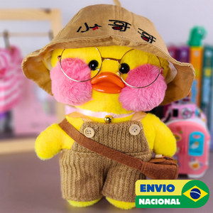 Paper Duck Pato Lalafanfan Amarelo de pelúcia com roupas e acessórios macacão marrom com chapéu - Pronta entrega