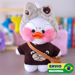 Paper Duck Pato Lalafanfan Branco de pelúcia com roupas e acessórios blusão urso com faixa urso - Pronta Entrega