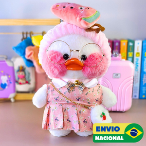 Paper Duck Pato Lalafanfan Branco de pelúcia com roupas e acessórios vestido floral rosa com faixa melancia - Pronta entrega