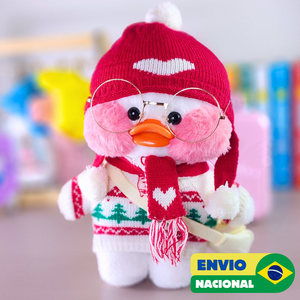 Paper Duck Pato Lalafanfan Branco de pelúcia com roupas e acessórios blusão pinheiros com touca coração e cachecol - Pronta entrega