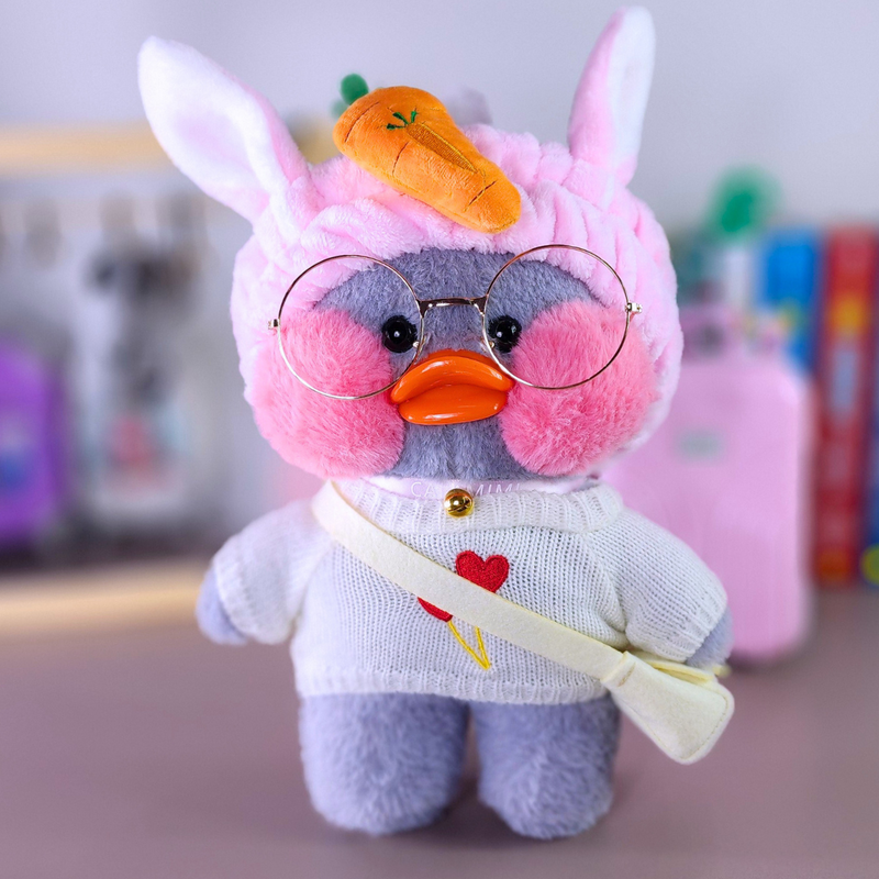 Paper Duck Pato Lalafanfan Cinza de pelúcia com roupas e acessórios blusão branco corações com faixa orelhas de coelho com cenoura