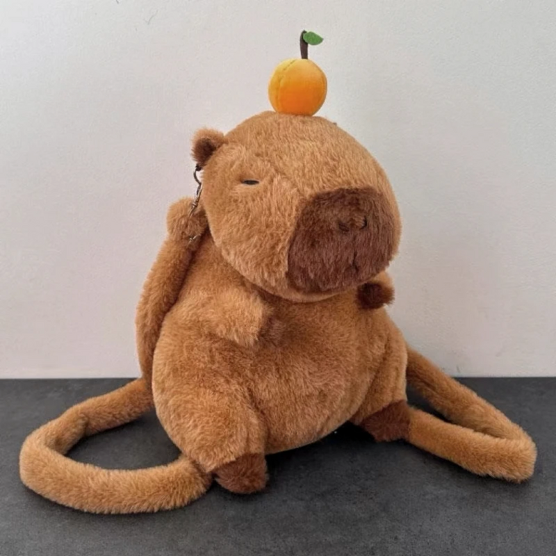 Mochila capivara de pelúcia