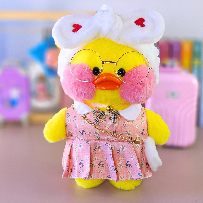 Pato Lalafanfan Amarelo Paper Duck de pelúcia com roupas e acessórios vestido floral rosa com faixa coração - Pronta Entrega