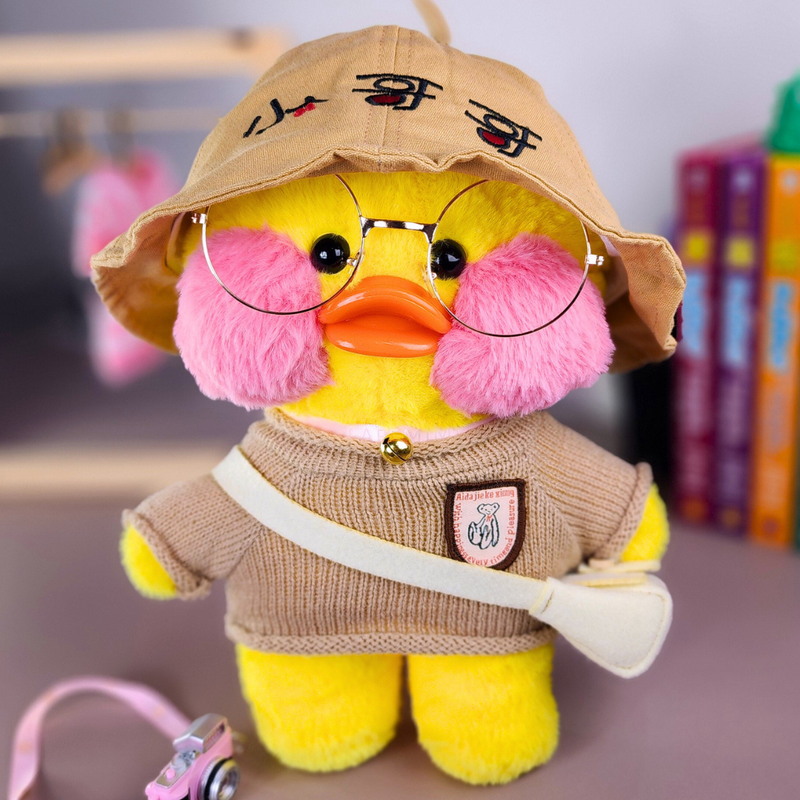 Paper Duck Pato Lalafanfan Amarelo de pelúcia com roupas e acessórios blusão marrom com chapéu