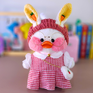 Paper Duck Pato Lalafanfan Branco de pelúcia com roupas e acessórios vestido xadrez vermelho com faixa orelhas de coelho e cenoura -  Pronta entrega