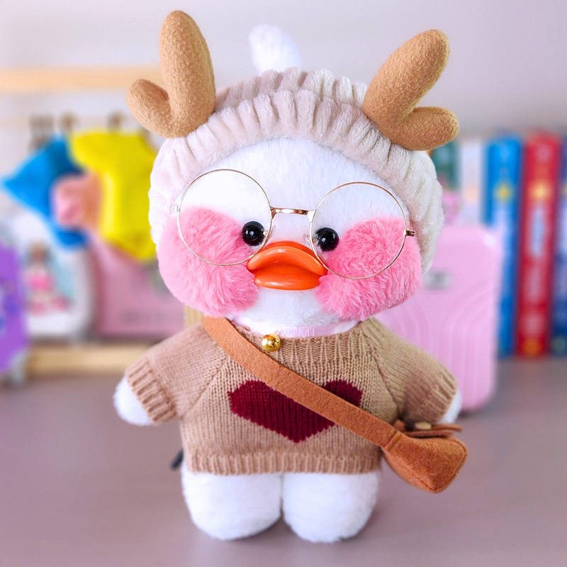 Pato Lalafanfan Branco Paper Duck de pelúcia com roupas e acessórios blusão marrom com coração e faixa pequena rena