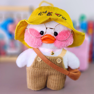 Paper Duck Pato Lalafanfan Branco de pelúcia com roupas e acessórios macacão marrom com chapéu amarelo - Pronta entrega